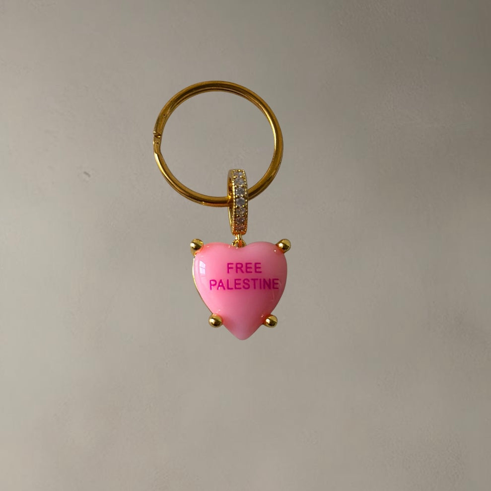 “FREE PALESTINE” HEARTSHAPED KEY/BAG CHAIN • BLUSH