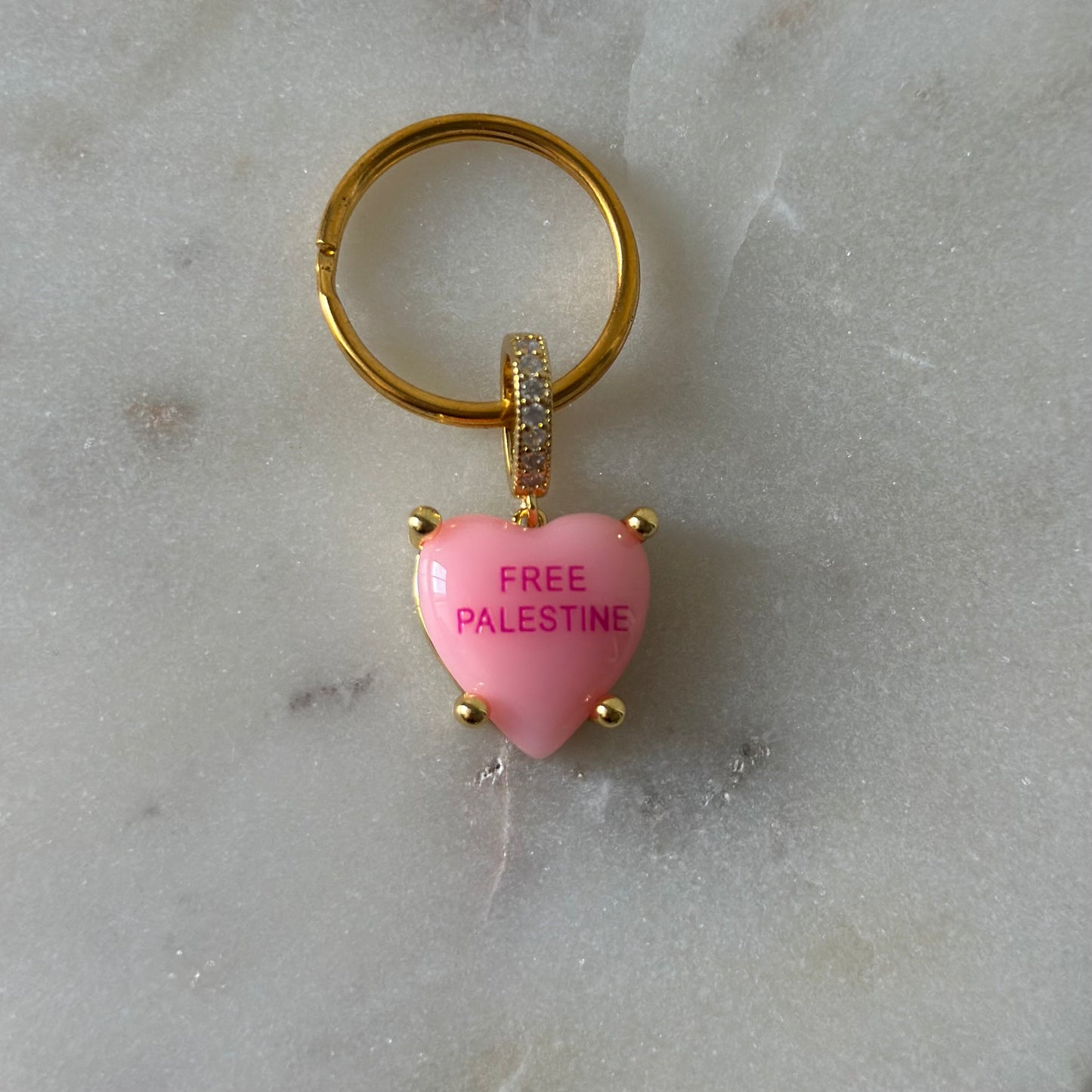 “FREE PALESTINE” HEARTSHAPED KEY/BAG CHAIN | SOFT PINK