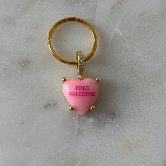 “FREE PALESTINE” HEARTSHAPED KEY/BAG CHAIN | SOFT PINK